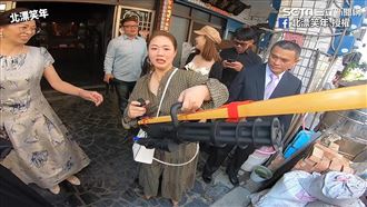 新娘丟巨大衝鋒槍扇　媽笑：脾氣不好