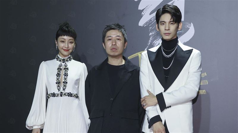 加持謝欣穎　林柏宏幫塞這東西在胸部