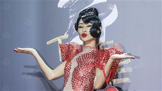 白靈大紅透視裝辣爆　一轉身網全跪了