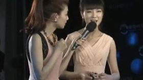 ▲女孩拿前男友送玉配上寶物鑑定節目。（圖／翻攝自寶鑑定節目）