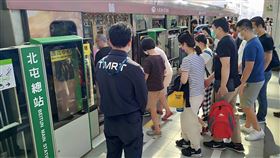 中捷綠線試營運　首個假日湧人潮台中捷運綠線試營運16日起試營運，21日適逢第一個週末假日，各站一早就湧現大批旅客。（台中市政府提供）中央社記者趙麗妍傳真　109年11月21日