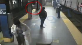 美國,紐約,地鐵,落軌,隨機犯案（圖／翻攝自@CeFaanKim　推特）