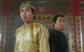 溫兆倫飾演康熙（左）與飾演韋小寶的周星馳（右）獻計捉拿鰲拜。（圖／電影《鹿鼎記》劇照）