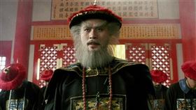 《鹿鼎記》電影演出鰲拜的徐錦江，造型亮眼令人印象深刻。（圖／電影《鹿鼎記》劇照）