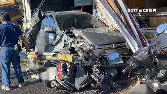 廂型車打滑自撞民宅　路燈斷裂躺路中