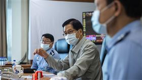 國防部長嚴德發要求搜救應變中心發揮「三軍一體」的精神，整合三軍、科技部資源等資源，以最有效率的方式投入搜救工作。（圖／軍聞社提供）