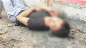 醉男在馬路上睡著　醒來發現「頭黏在地上」...急call消防救援(圖/翻攝自東莞陽光網)