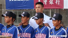 中信兄弟楊志龍為三民國中頒獎。（圖／記者王怡翔攝影）
