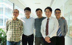 台中市新聞局長向同學麥娜絲劇組致意