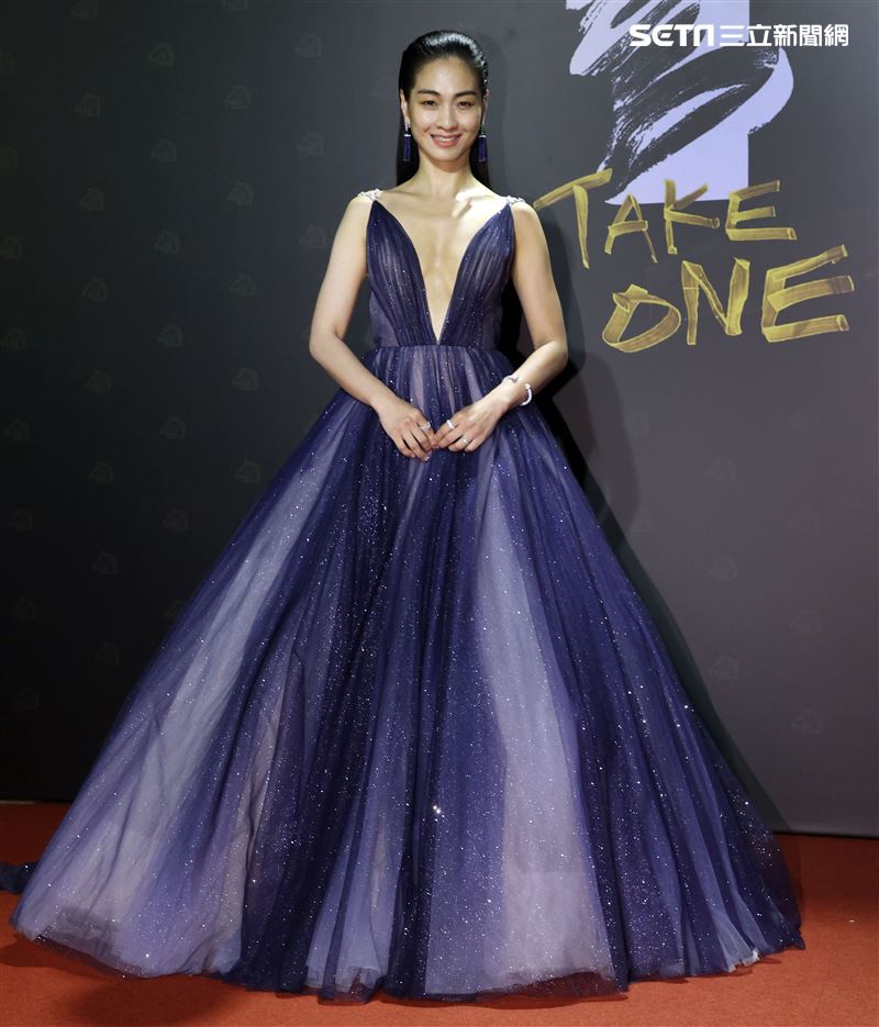 陳雪甄典雅又不失性感的設計榮登紅毯五美。（記者邱榮吉、楊澍攝影）