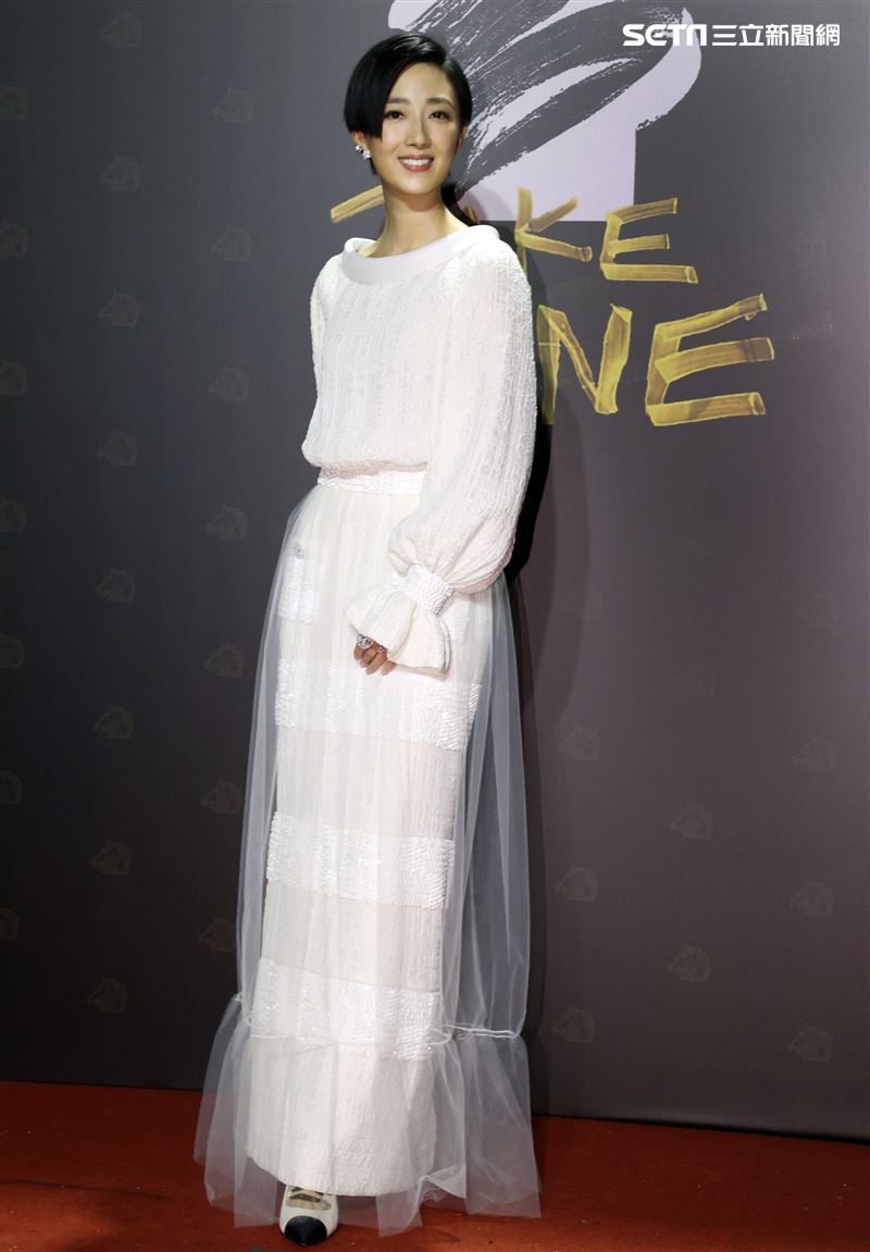 桂綸鎂白色透明網禮服。（記者邱榮吉、楊澍攝影）