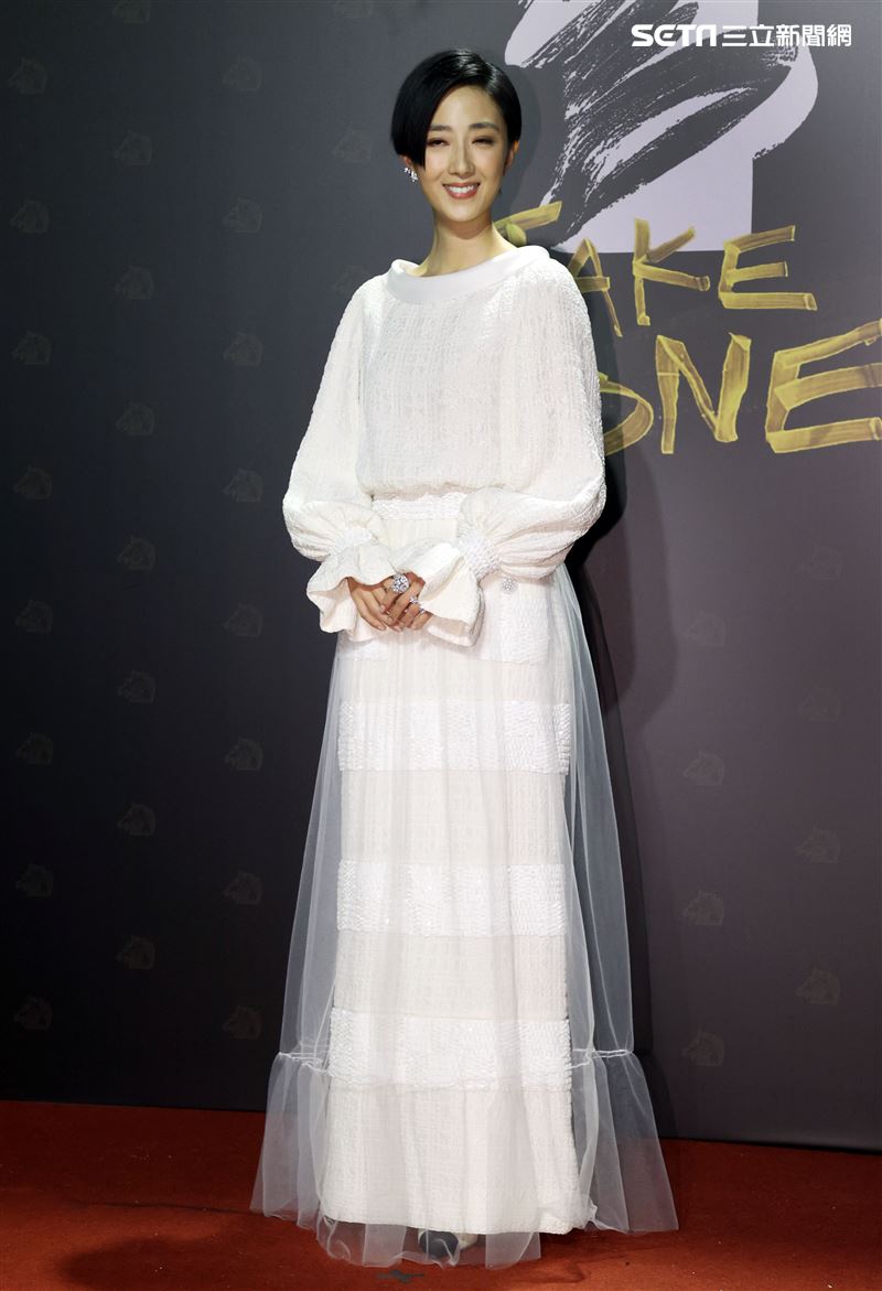 桂綸鎂白色透明網禮服。（記者邱榮吉、楊澍攝影）