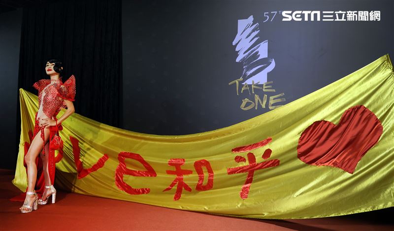 白靈大紅透視裝辣爆一轉身「超狂亮點」。（記者邱榮吉、楊澍攝影）