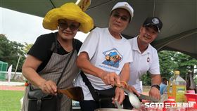 林智勝媽媽在關懷盃現場準備現炒蝸牛肉等原住民美食。（圖／記者王怡翔攝影）