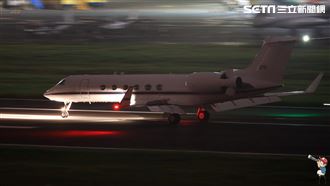 獨／美高官抵台　官方專機降落畫面曝