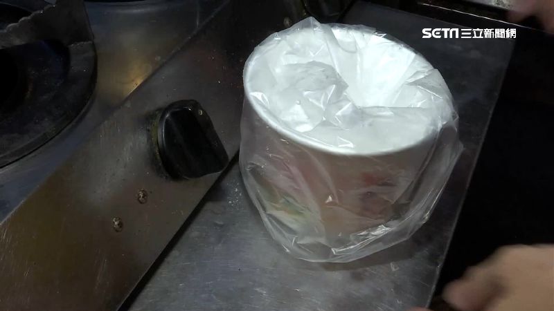 塑膠餐具中的塑化劑若未「牢牢結合」可能因高溫溶出,燒塑膠更會產生戴奧辛,兩者都是應避免的環境荷爾蒙。(示意圖/資料照)