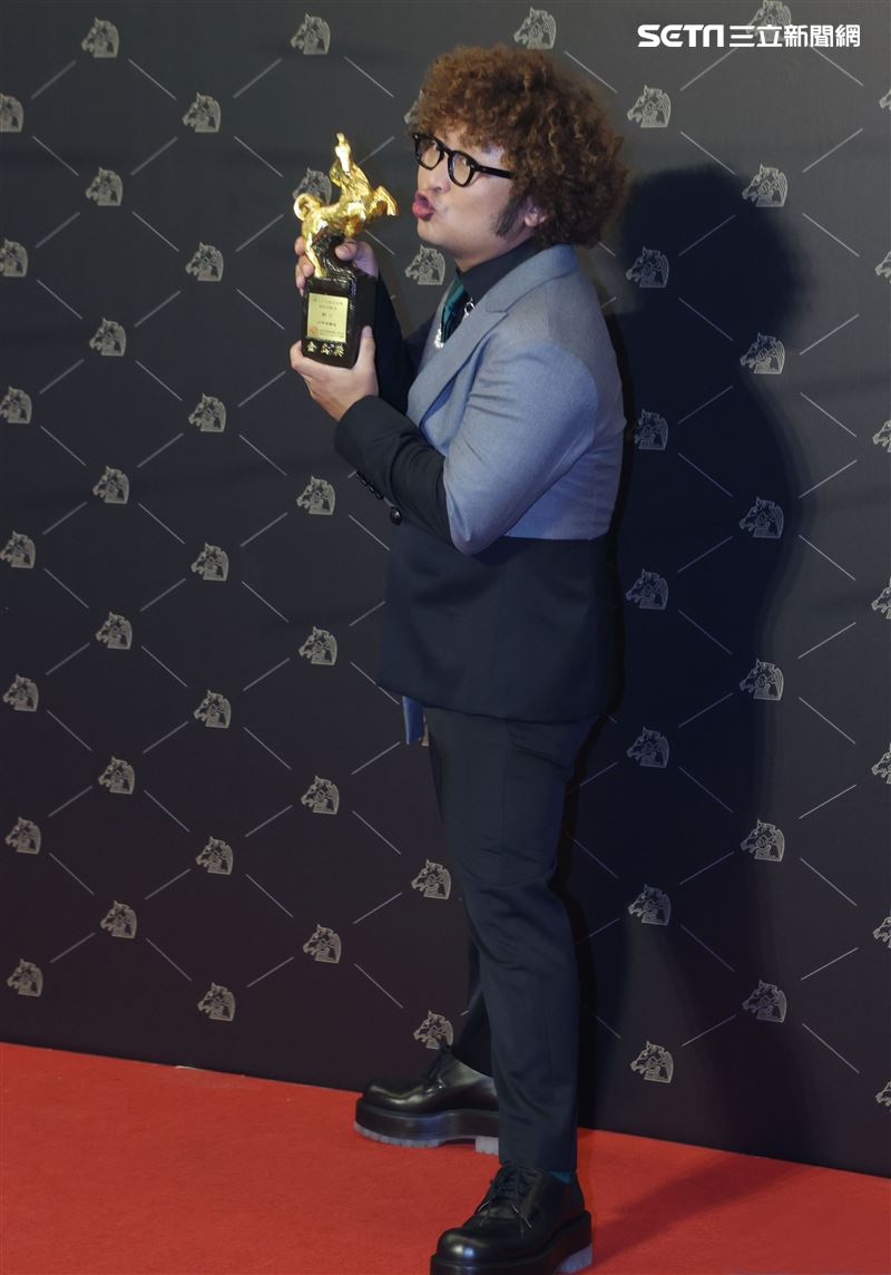 第57屆金馬獎納豆紅內褲加持搶男配！秀「女友繡字褲頭」「納豆得金馬」字樣閃爆。（記者邱榮吉、楊澍攝影）