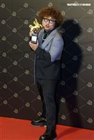 第57屆金馬獎納豆紅內褲加持搶男配！秀「女友繡字褲頭」「納豆得金馬」字樣閃爆。（記者邱榮吉、楊澍攝影）