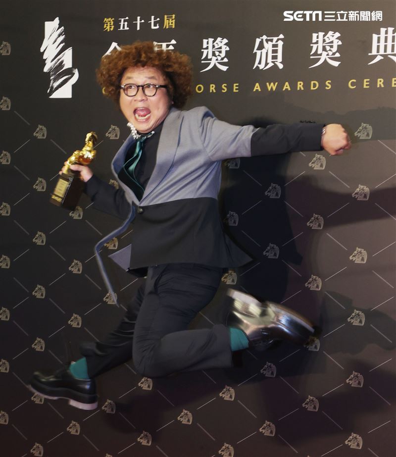 第57屆金馬獎納豆紅內褲加持搶男配！秀「女友繡字褲頭」「納豆得金馬」字樣閃爆。（記者邱榮吉、楊澍攝影）