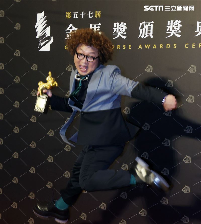 第57屆金馬獎納豆紅內褲加持搶男配！秀「女友繡字褲頭」「納豆得金馬」字樣閃爆。（記者邱榮吉、楊澍攝影）