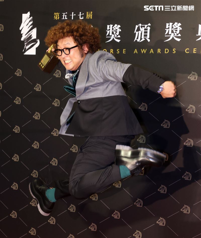 第57屆金馬獎納豆紅內褲加持搶男配！秀「女友繡字褲頭」「納豆得金馬」字樣閃爆。（記者邱榮吉、楊澍攝影）