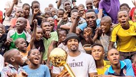 NBA／曾乞食求生　他奪冠榮返舊地
NBA,多倫多暴龍,Serge Ibaka,剛果,乞食
翻攝自推特