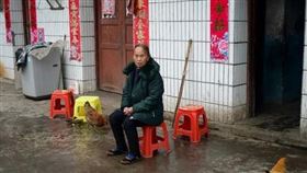 李新梅發現村裡人與父親從未叫過母親的名字。（圖／翻攝自微博／谷雨）