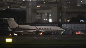 松機出現美國行政專機 外交部基於互信不評論一架美國行政專機（編號375）22日傍晚降落台北松山機場。外交部回應，對於美國官員來訪台灣表示歡迎，但因行程不公開，基於互信不對外評論。中央社記者裴禛攝  109年11月22日