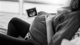 搜尋「捐Ｊ」、「捐米青」就可找到地下捐精組織。（圖／翻攝自網易）