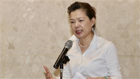 因應RCEP產業座談　王美花說明因應亞太15國日前簽署區域全面經濟夥伴協定（RCEP），經濟部22日邀集產業代表座談，經濟部長王美花會後出面說明。中央社記者張皓安攝　109年11月22日