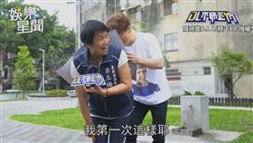 ▼▲里長主動獻背讓大牛哥簽海報。（圖／羅時豐 D.L 不務正 YA 授權）