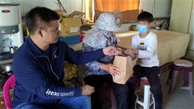 男童寫信求助修繕漏水屋  感動企業願贊助學費雲林縣台西鄉一名小五男童與家人相依為命，住家因殘破不堪，日前寫信向村長求助，已獲得修繕。企業家林揚竣（左）22日前往拜訪男童一家人，表達願意支付男童到高中的學費。（民眾提供）中央社記者黃國芳傳真  109年11月22日