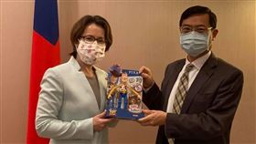 駐美代表蕭美琴贈送經濟部次長陳正祺一組胡迪公仔。（圖／翻攝蕭美琴臉書）