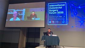 透過4K影像向全球直播，和美國、法國、日本、香港以及新加坡等大腸直腸外科醫師分享直播手術教學