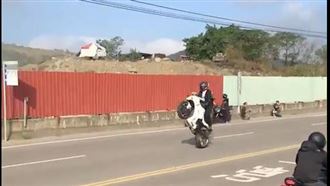 4重機南庄炫技　「翹孤輪」下場慘