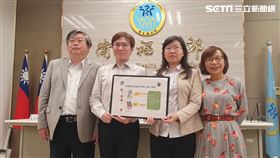 生技與藥物研究所副研究員翁紹華（左二）與葉修華團隊（右二），開發出一系列比嗎啡更快及更強效止痛效果的化合物。（圖／記者簡浩正攝影）