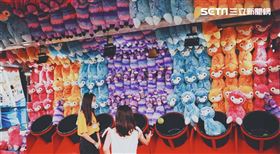 ▲樂園裡不少攤位，根據不同遊戲規則挑戰成功即可拿玩偶。（圖／非本人示意圖/由業者提供）