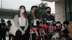 示威者去年 6 月 21 日包圍警察總部，已解散的前香港眾志秘書長黃之鋒、主席林朗彥和成員周庭被控煽惑、組織及參與未經批准集結等三罪。（圖／翻攝自黃之鋒 Joshua Wong粉專）
