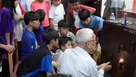 竹東國小解鎖保險櫃奉安庫　學生見證開箱新竹縣竹東國小有2個日治時期保險櫃「奉安庫」，由於難以解開其密碼鎖，校方在文化局協助下，找到台北資深開鎖師傅成功解鎖，學生們也一同見證參與開箱過程。（新竹縣政府提供）中央社記者郭宣(文三)傳真　109年11月23日