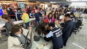 非洲豬瘟中央災害應變中心桃機視察為強化春節前夕國境防疫決心，非洲豬瘟中央災害應變中心人員3日前往桃園國際機場視察，宣示務必落實執行管制，防杜疫情於境外。中央社記者邱俊欽桃園機場攝　109年1月3日