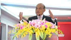行政院長蘇貞昌今23日出席龍華科技大學「行動通訊模組測試與調校類產業環境工廠」揭牌典禮。（圖／行政院提供）