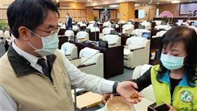 台南市府職員嗆議員吃大便  黃偉哲道歉承諾調查民主進步黨籍台南市議員陳秋萍（右）23日上午在議會質詢時表示，日前針對交通局提出質詢後竟遭市府職員到她的臉書留言「去吃大便」。台南市長黃偉哲（左）為此當場上前道歉，並承諾會調查處置。中央社記者楊思瑞攝  109年11月23日