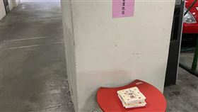 基市消防出勤耽誤用餐　分享便當愛心助弱勢基隆市消防局信二消防分隊隊員每日需出勤救災、救護及執行各項訓練勤務，經常超過用餐時間留下便當未食用，上週起試辦將愛心便當放置在廳舍一樓明顯處，並張貼「愛心便當置放區」紙條，讓需要的民眾能取用。（基隆市消防局提供）中央社記者王朝鈺傳真　109年11月23日