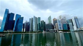 新加坡Q3經濟下滑趨緩  估全年萎縮6%-6.5%新加坡貿工部23日表示，星國第3季經濟較去年同期萎縮5.8%，預估全年國內生產毛額（GDP）將萎縮6%至6.5%。圖為新加坡濱海灣金融區，109年11月17日拍攝。中央社記者侯姿瑩新加坡攝  109年11月23日