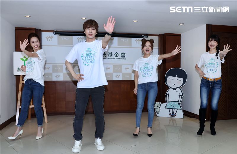 古曜威、愛紗、田中千繪、主播張齡予出席公益年曆家扶「心無限」。（記者邱榮吉/攝影）