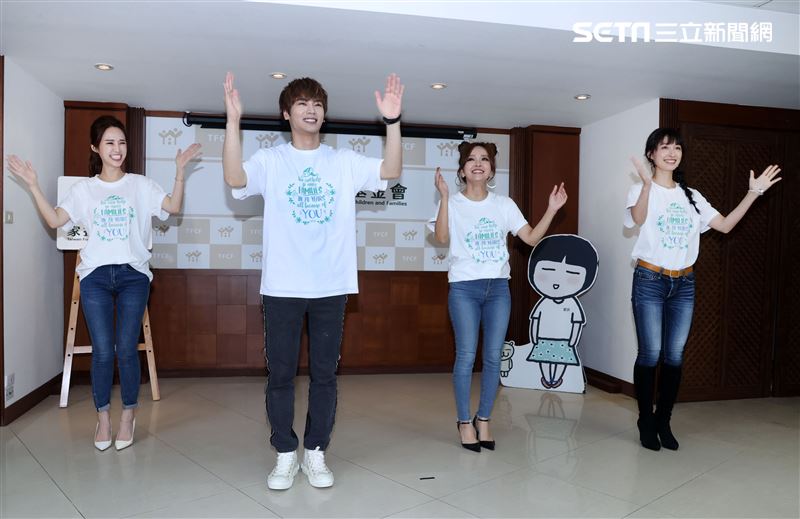 古曜威、愛紗、田中千繪、主播張齡予出席公益年曆家扶「心無限」。（記者邱榮吉/攝影）