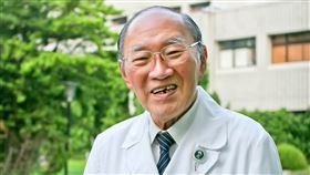 曾文賓逝世（3）曾獲第15屆「醫療奉獻獎」的花蓮慈濟醫院榮譽院長曾文賓22日於家中逝世，享耆壽98歲。圖為花蓮慈濟醫院25週年慶時，年近9旬的曾文賓獲「資深優良同仁」歡喜留影。（花蓮慈濟醫院提供）中央社記者李先鳳傳真　109年11月23日