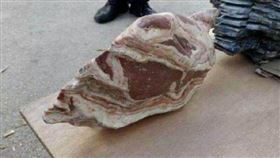 老翁,農村,石頭,五花肉,轉賣（圖／翻攝自微博）