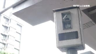 闖紅燈喀擦一聲！爆氣男爬照相桿狂砸