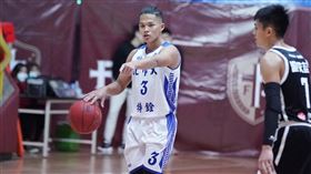 UBA北市大逆轉政大　首勝開張109學年度大專籃球聯賽（UBA）預賽持續進行，台北市立大學23日打完前3節仍落後10分，決勝節靠王洪豪（左）關鍵罰球與對手妨礙中籃，以82比76逆轉政治大學，奪本季首勝。（大專體總提供）中央社記者黃巧雯傳真　109年11月23日